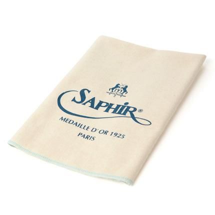 青いSAPHIRロゴを中央に印刷した生成り色のポリッシュクロス。折りたたんだ状態