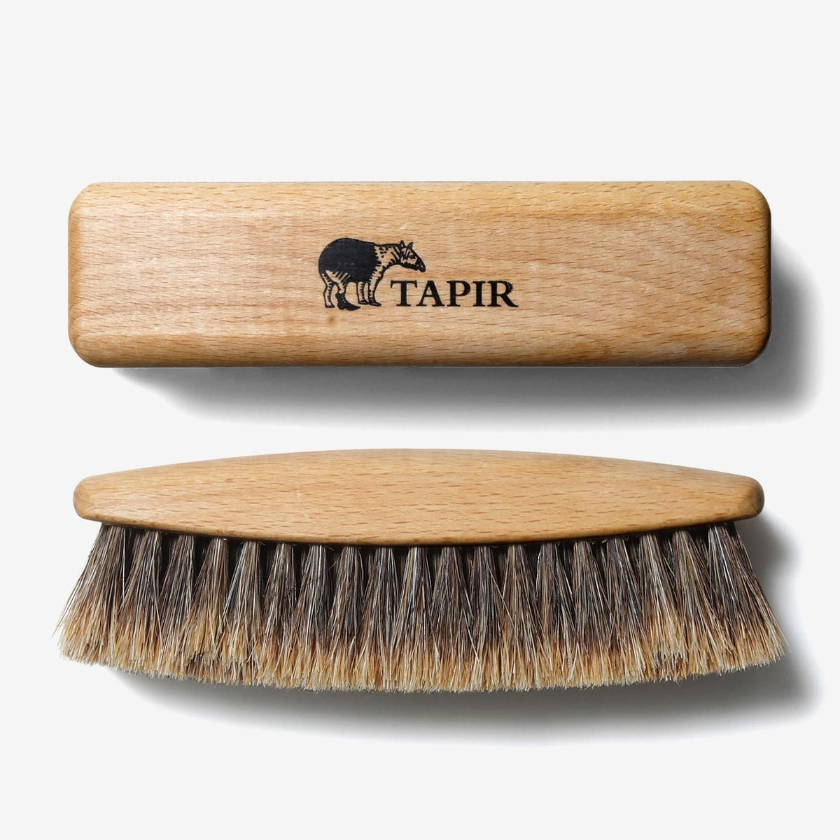 タピールのブラウンの艶出しブラシ。TAPIRロゴ入りの木部と濃淡のある毛を側面から見た比較