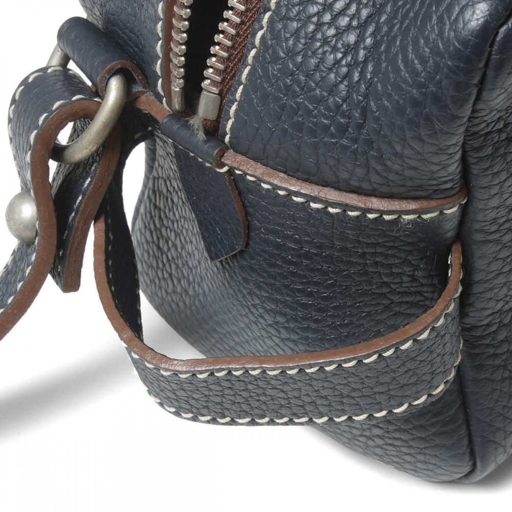TROUSSE TOILETTEボディバッグの持ち手とストラップ取り付け金具。表面のシボと白いステッチの拡大写真