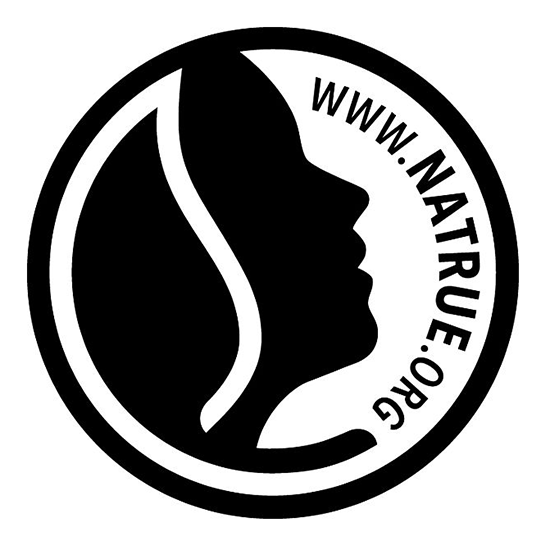 NATRUEの黒い円形ロゴ。横顔と葉を組み合わせたシルエット、外周にWWW.NATRUE.ORGの文字