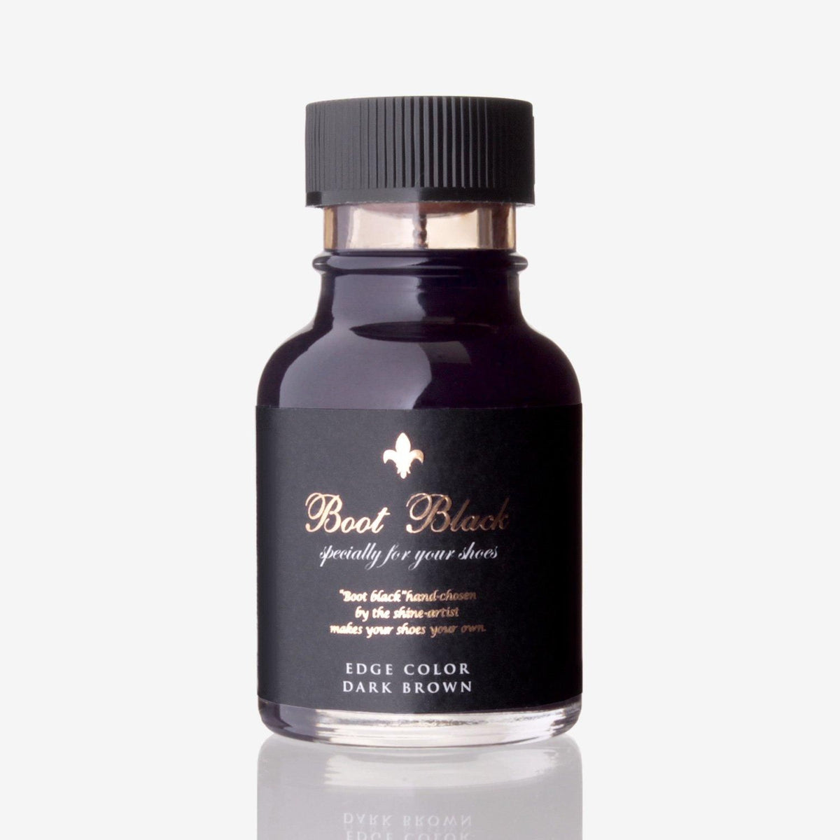 ブートブラックのエッジカラー ダークブラウン。黒いキャップの瓶とDARK BROWNの表示