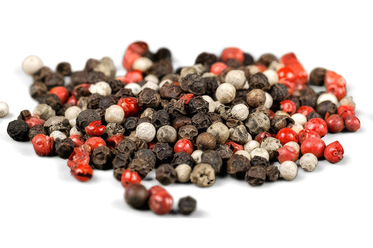 白い背景に広げた黒・白・赤の粒コショウ