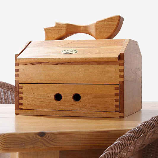 木のテーブルに置いたタピールの道具箱大。上部の靴形の持ち手と下段の引き出し