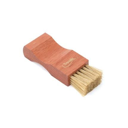 サフィールノワールのアプライブラシを斜めから見た写真。木の持ち手のSAPHIRロゴと淡い色の毛