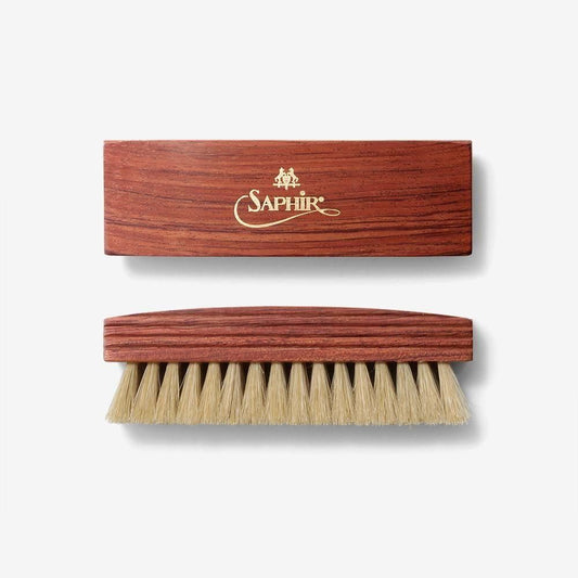 サフィールノワールの白毛ポリッシャーブラシ。金色のSAPHIRロゴが入った赤茶色の木部と側面