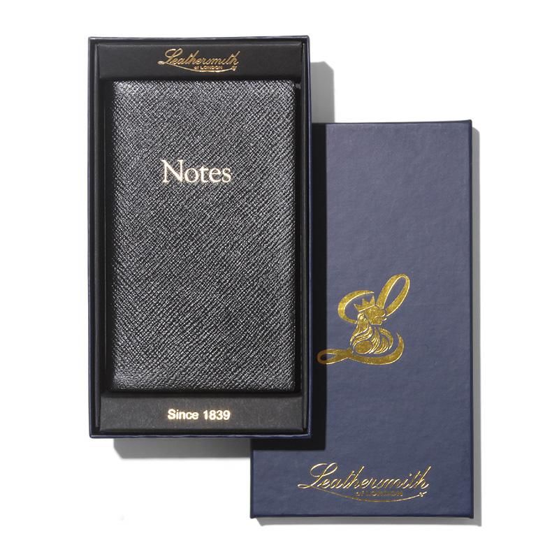黒いNBB53Rノートブックを収めた内箱と、金色のロゴ入りの紺色のふた