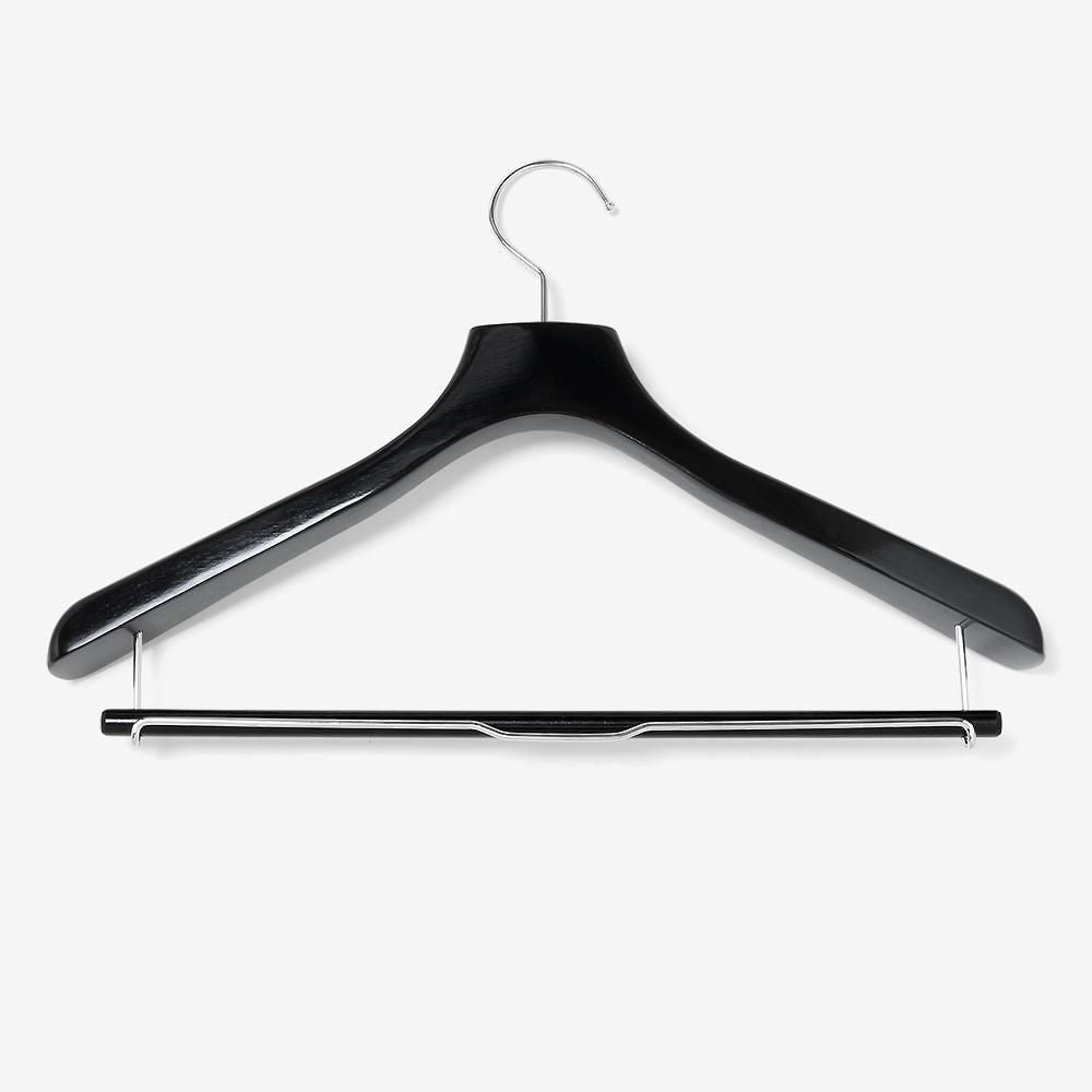 LCハンガーWバー付きの背面。黒いパンツバーに沿う銀色の金具