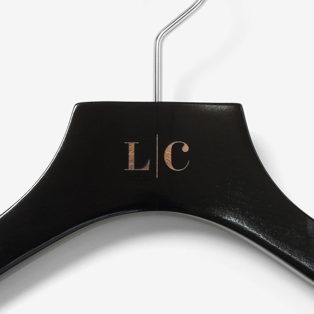 黒いLCハンガー中央のロゴと銀色のフック根元の拡大