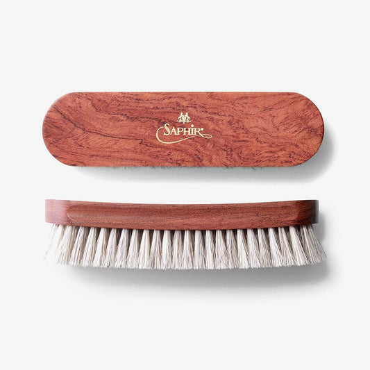 サフィールノワールのミディアムホースヘアブラシ。金色のSAPHIRロゴ入り木部と淡い毛の側面の比較