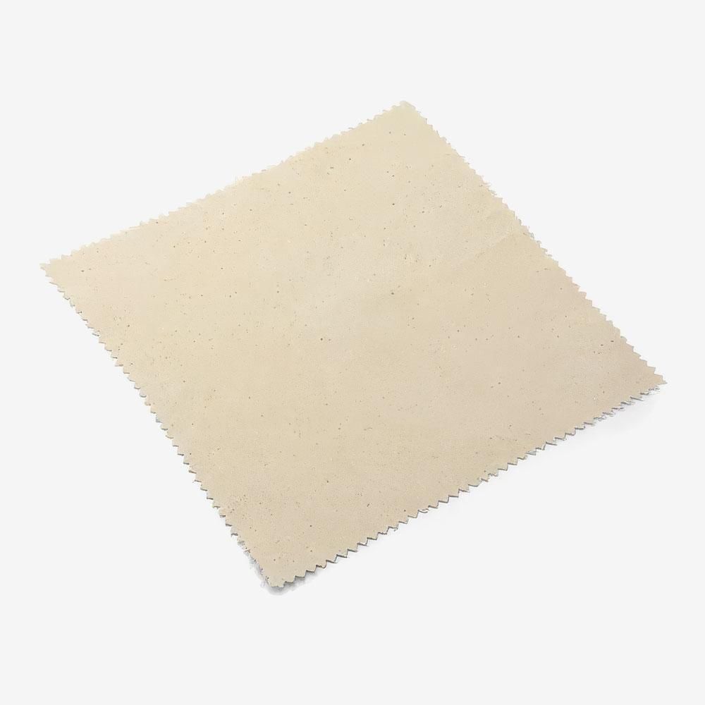 サフィールのデリケートクリーム用の生成り色のクロス。縁がギザギザの四角い布