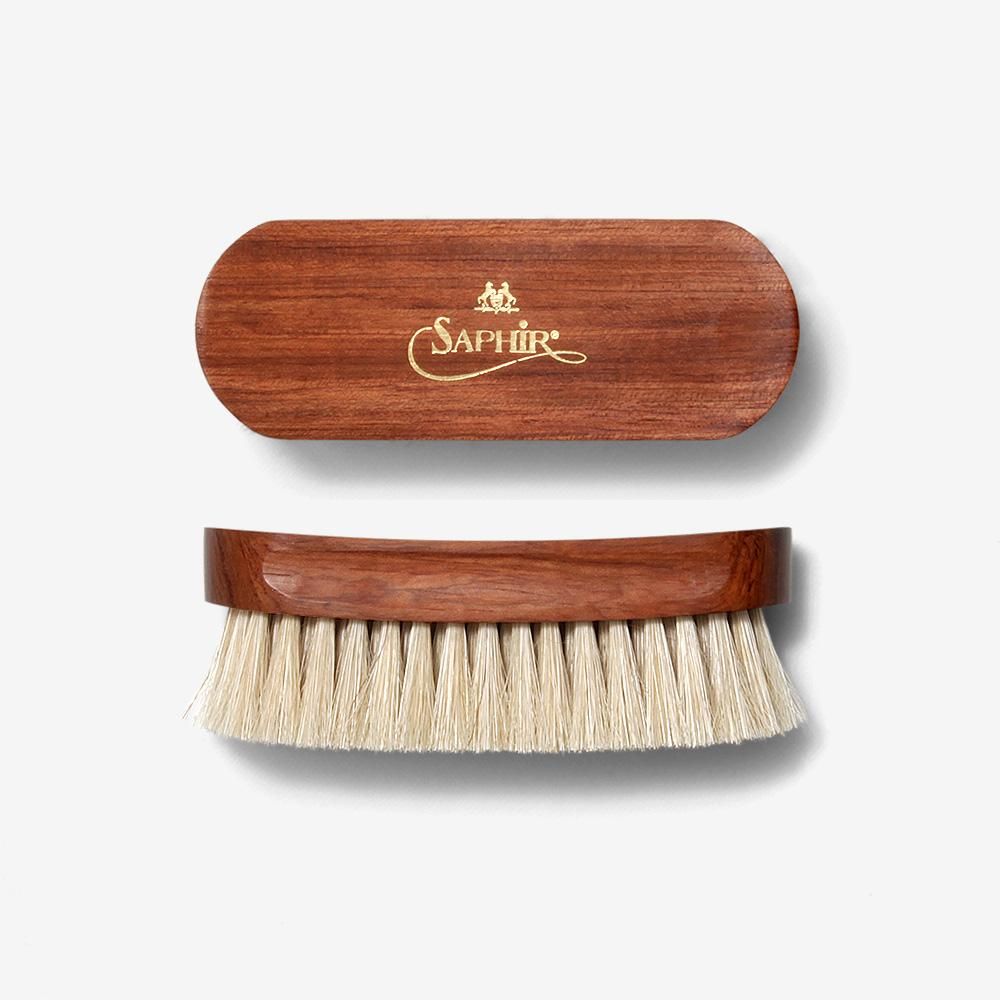 サフィールノワールのポリッシャーホースヘアブラシ。金色のSAPHIRロゴ入りの赤茶色の木部と淡い毛の側面