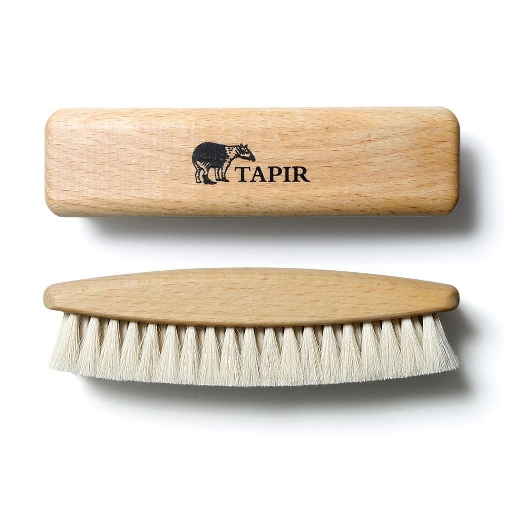 タピールの白い毛の艶出しブラシ ツィーゲ。TAPIRロゴ入りの木部と側面の比較