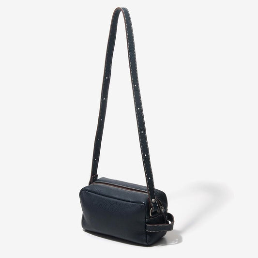 シャルル エ シャルリュス TROUSSE TOILETTEボディバッグ。ネイビーの横長本体と長いショルダーストラップ