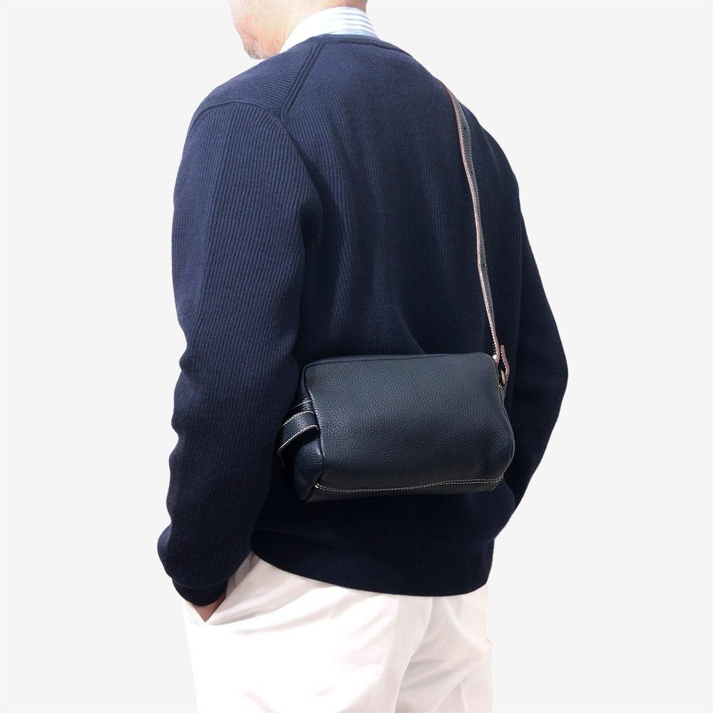 TROUSSE TOILETTEボディバッグの斜め掛け使用例。紺のニットの背中に収まるネイビーの本体
