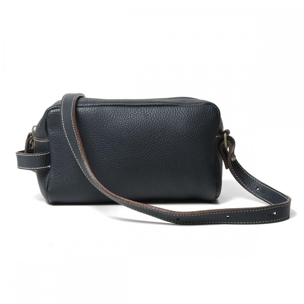 TROUSSE TOILETTEボディバッグのネイビーモデル。ストラップを手前に下ろした本体の全体像