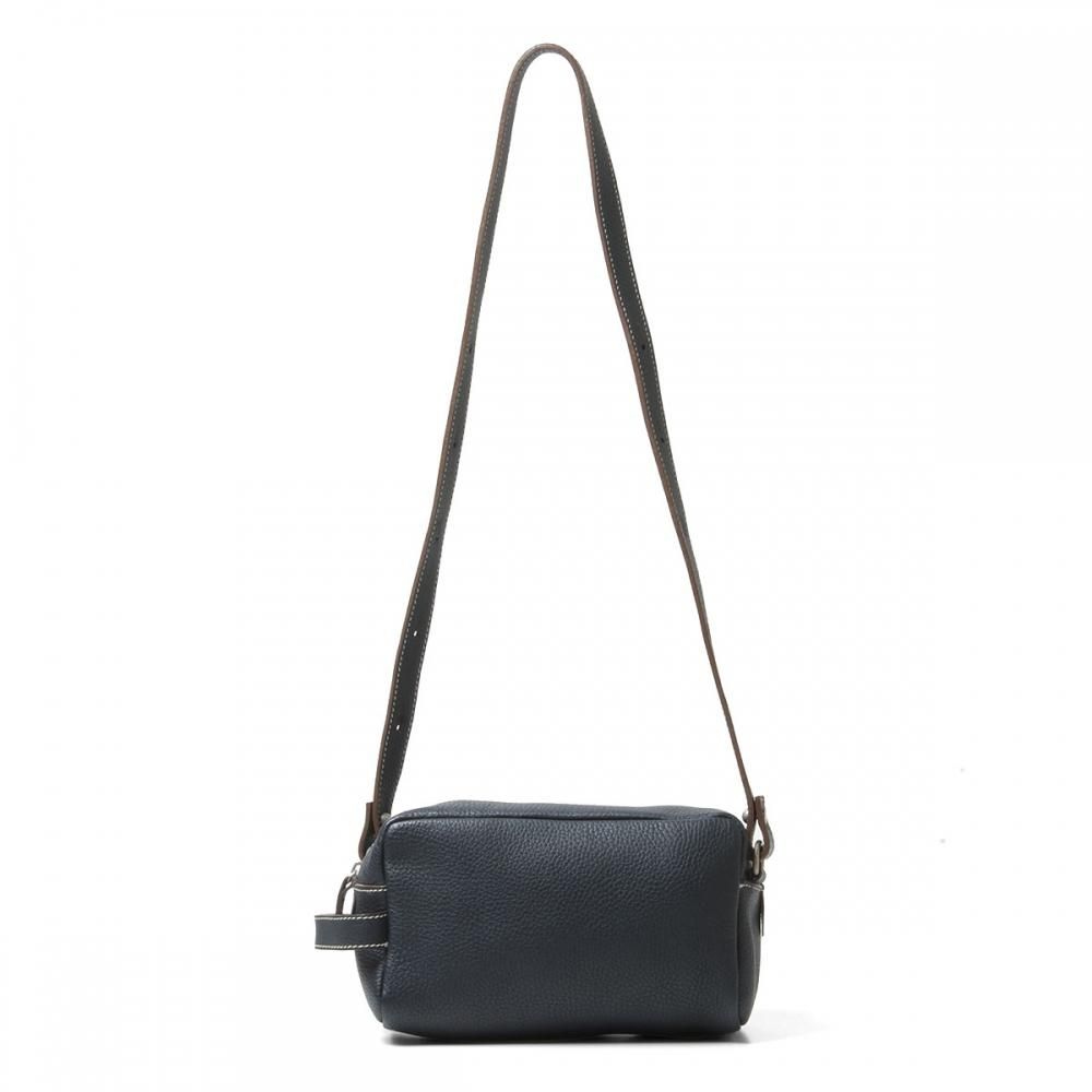 TROUSSE TOILETTEボディバッグの正面。長いショルダーストラップを付けた全体像
