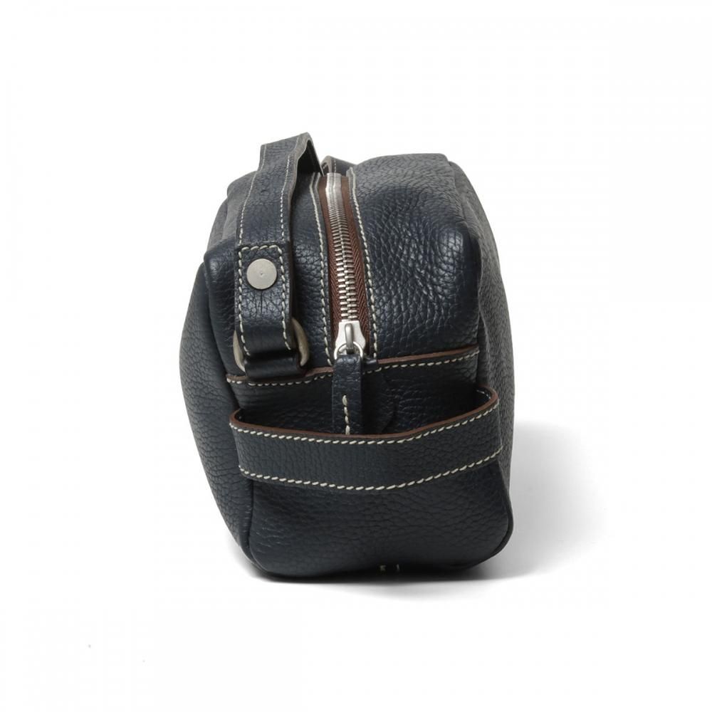 TROUSSE TOILETTEボディバッグの側面。短い持ち手、ファスナー、ストラップの取り付け金具