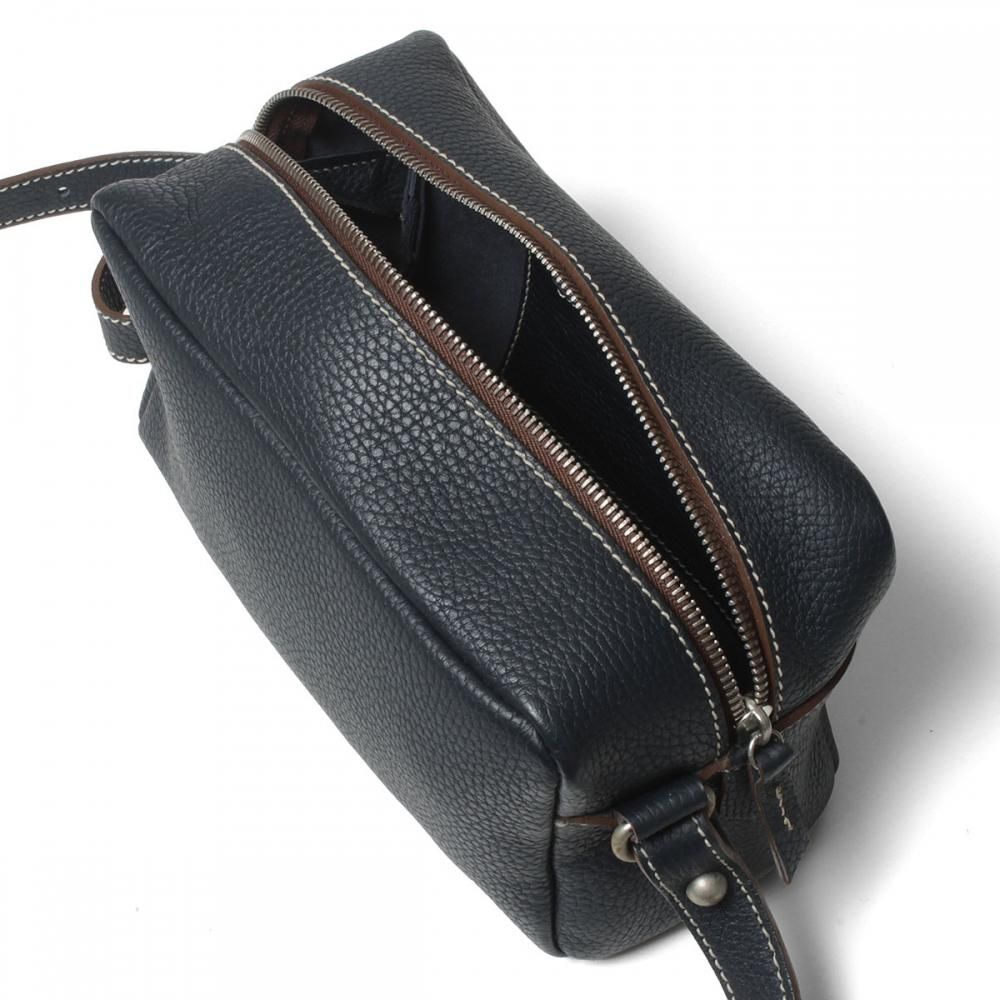 TROUSSE TOILETTEボディバッグのファスナーを開いた上面。開口部と本体のマチ