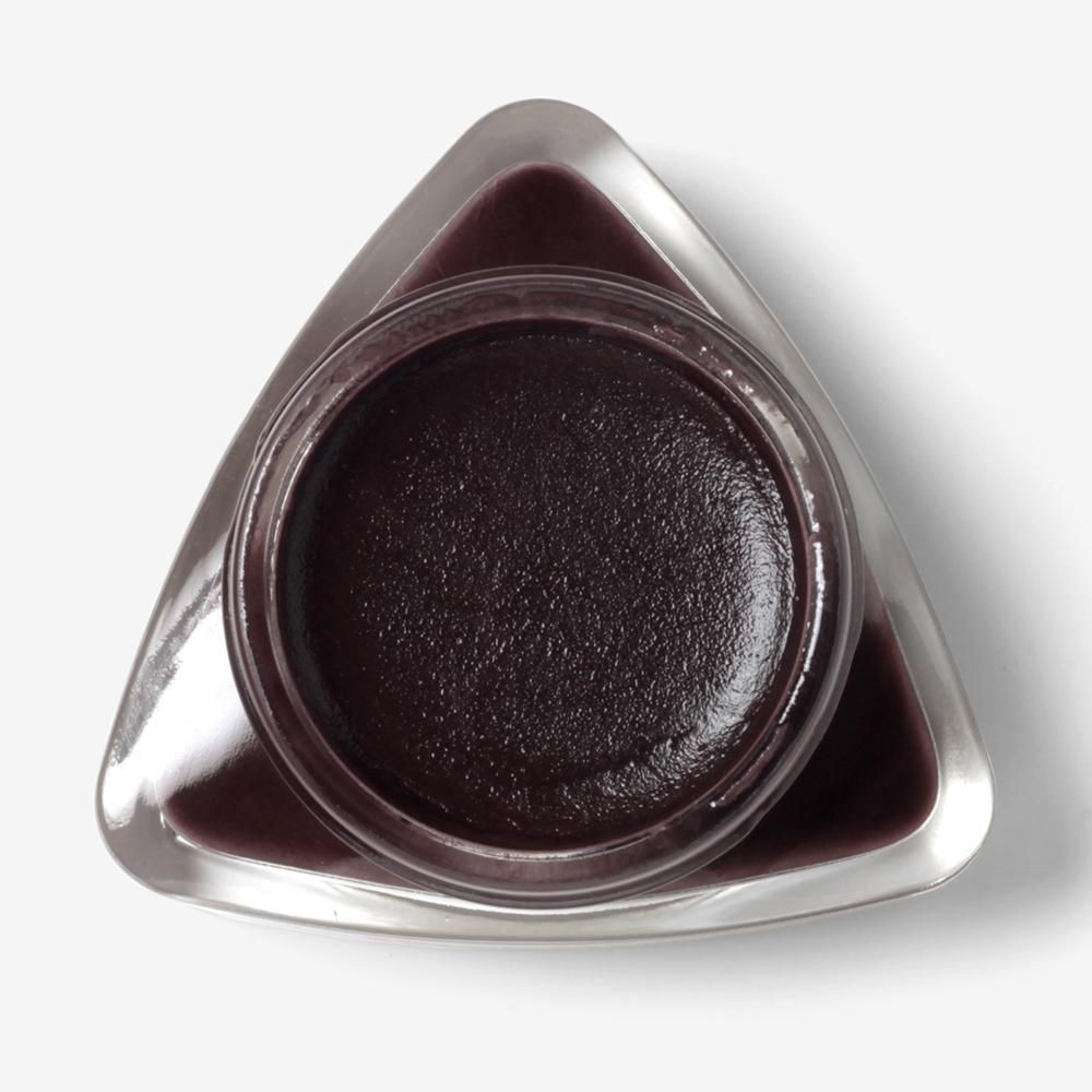 ブートブラックのアーティストパレットを開けて真上から見た写真。三角形の容器に赤みのある濃茶の中身