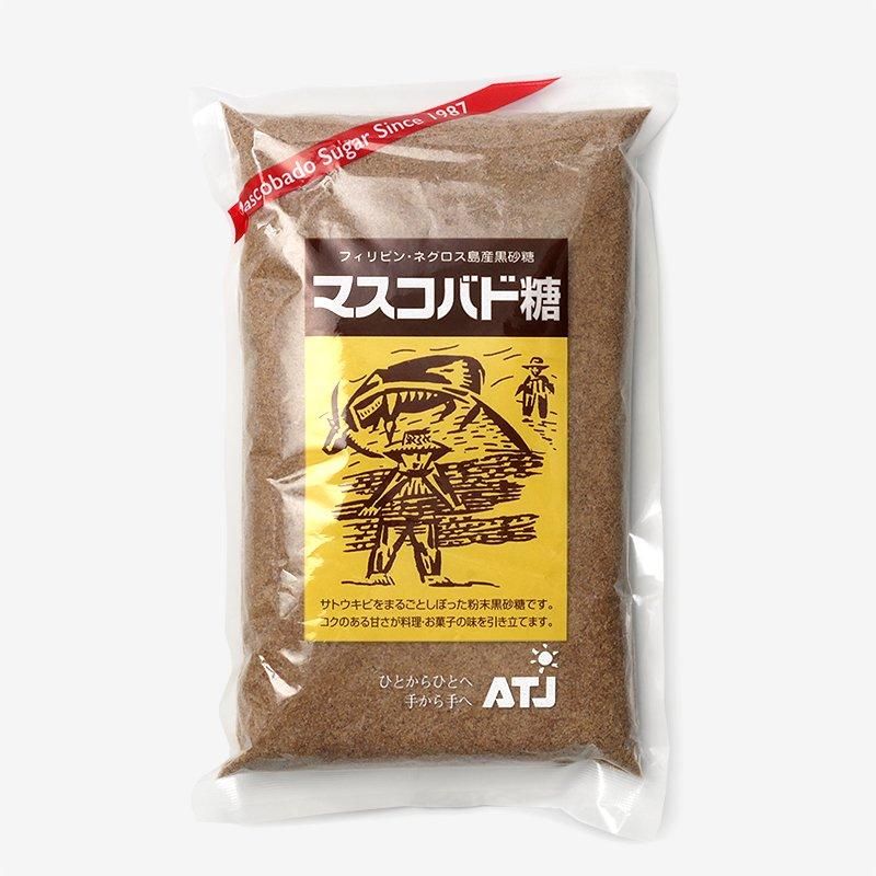 マスコバド糖500gの袋正面。茶色い砂糖が見える透明袋と、黄色い人物画入りラベル