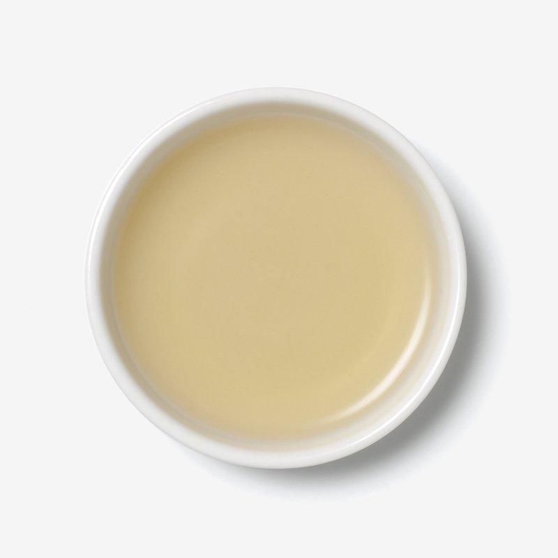 スロートコート レモン＆エキネシアを白いカップに注いだ写真。上から見た淡い黄色のお茶