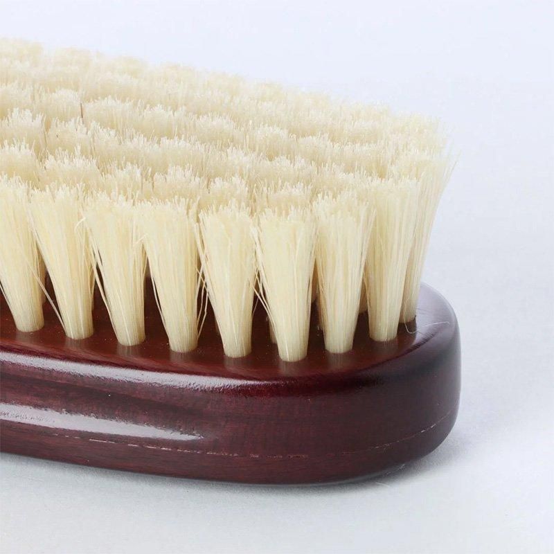 サパトロブエノの豚白毛ポリッシュブラシの毛面の拡大。濃茶の木部に等間隔に並ぶ白い毛束
