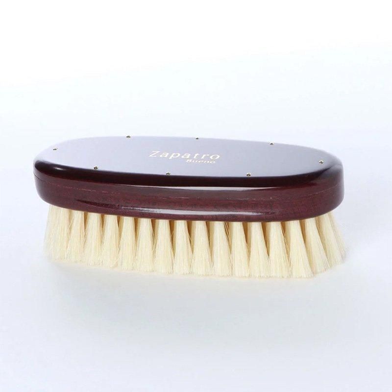 サパトロブエノの豚白毛ポリッシュブラシ。赤みのある濃茶の木部と白い毛を斜めから見た写真