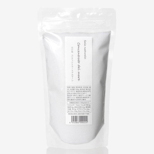 コンチェントラート デルマーレの天日乾燥塩500g。縦長の白いラベルを貼った白いチャック付き袋