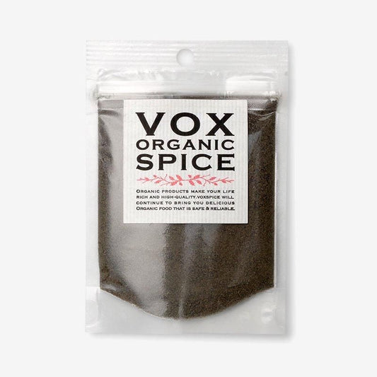 ヴォークス スパイスの有機ブラックペパーパウダー20g。細かな茶色い粉が見える透明袋と白いVOXラベル