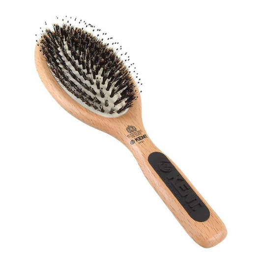 ケントのラージクッションヘアブラシを斜めから見た全体像。楕円形のヘッドに黒い毛束と丸い先端のピン