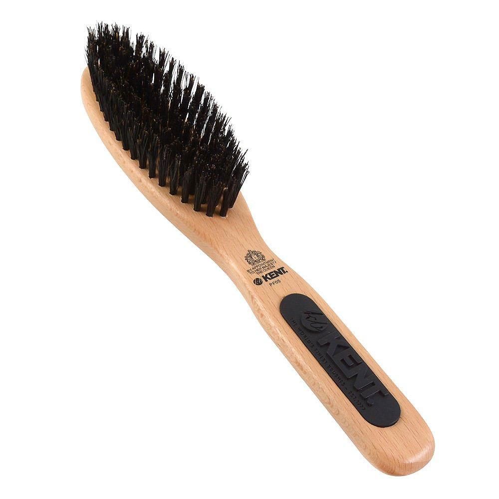 ケントのナロウオーバルヘアブラシを斜めから見た全体像。細長い楕円の木製ヘッドと黒い毛束