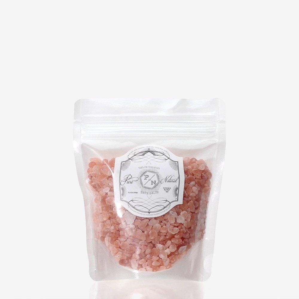 ピュア＆ナチュラルのピンクソルト250g。ピンクの粒が見える透明なチャック袋と白い飾り枠のラベル