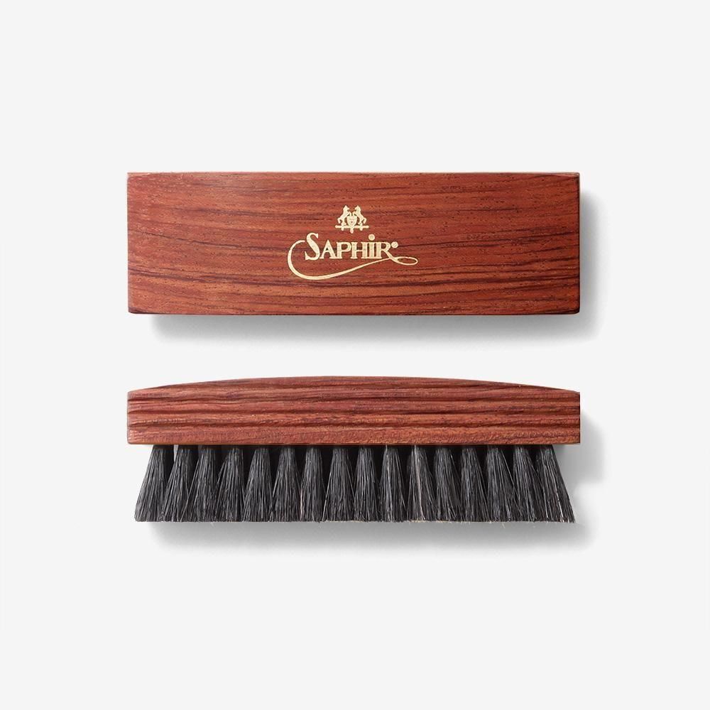 サフィールノワールの黒毛ポリッシャーブラシ。金色のSAPHIRロゴが入った赤茶色の木部と側面