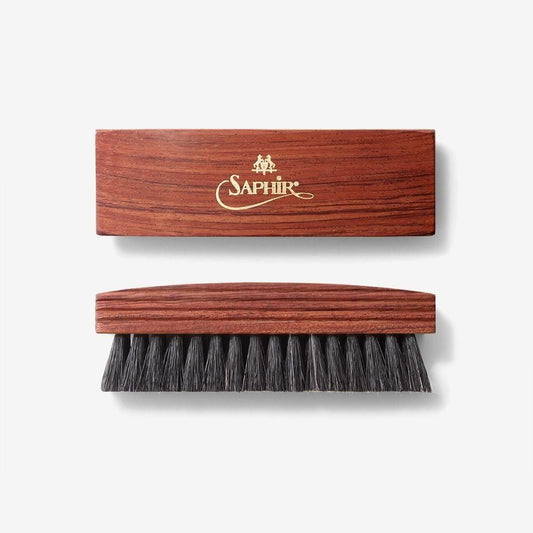 サフィールノワールの黒毛ポリッシャーブラシ。金色のSAPHIRロゴが入った赤茶色の木部と側面