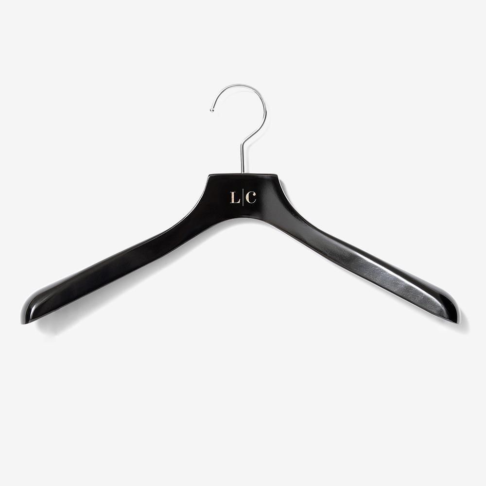 パンツバーなしの黒いLCハンガー。銀色のフックと中央のLCロゴを正面から見た写真