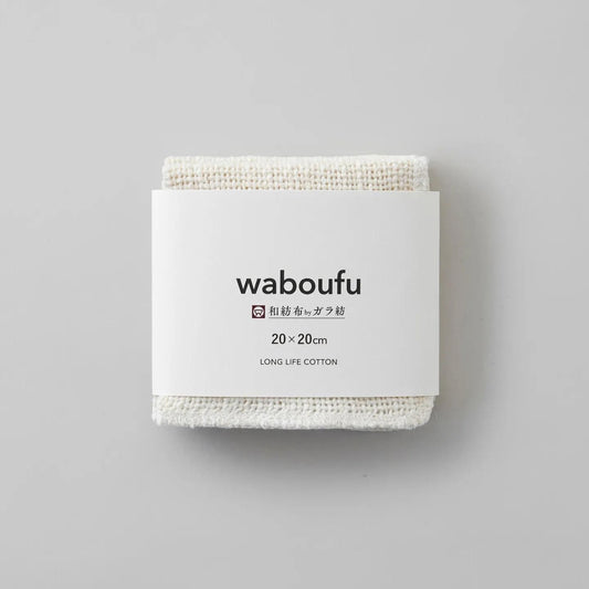 益久染織研究所 ガラ紡の和紡布20×20cm。生成りの布を畳み、waboufuの白い紙帯で包んだ状態