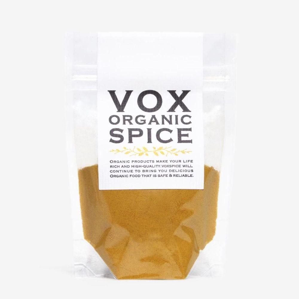 ヴォークス スパイスのオーガニックターメリックパウダー25g。黄色い粉が見える透明袋と白いVOXラベル