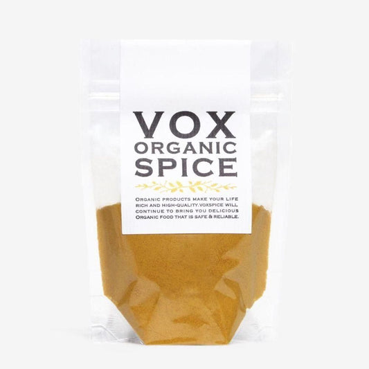 ヴォークス スパイスのオーガニックターメリックパウダー25g。黄色い粉が見える透明袋と白いVOXラベル