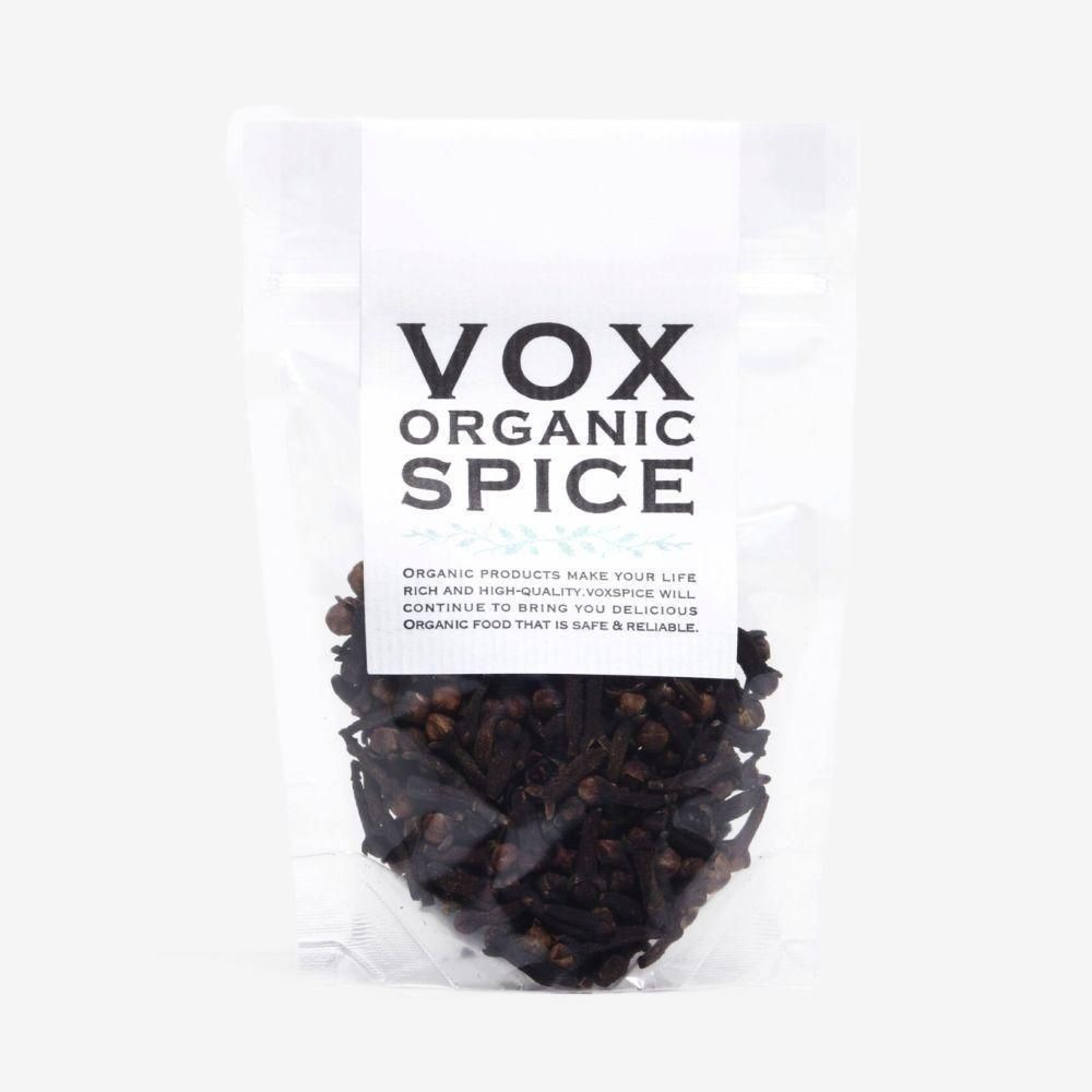 ヴォークス スパイスのオーガニッククローブ25g。濃茶色の粒が見える透明袋と白いVOXラベル