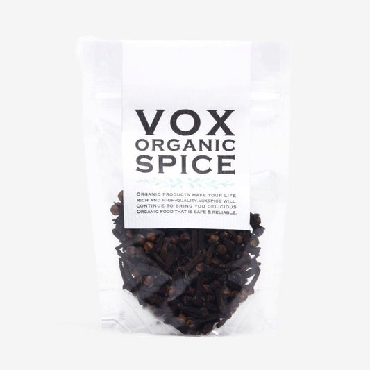 ヴォークス スパイスのオーガニッククローブ25g。濃茶色の粒が見える透明袋と白いVOXラベル