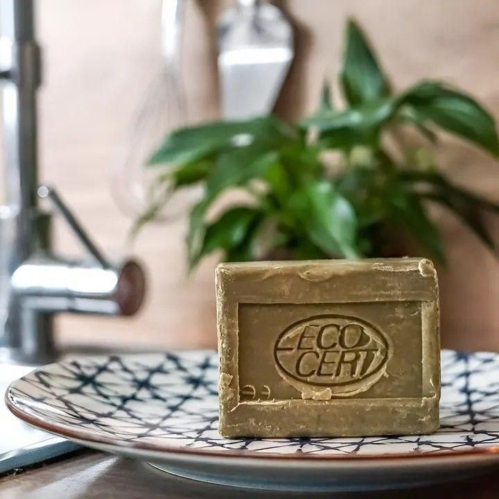 ラ コルベットのアロエベラ食器用石けん。ECOCERTの刻印がある四角い石けんを、流し台の柄入り皿に置いた写真