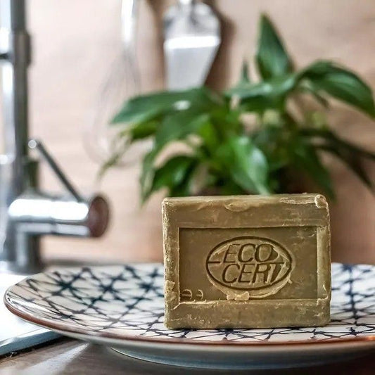 ラ コルベットのアロエベラ食器用石けん。ECOCERTの刻印がある四角い石けんを、流し台の柄入り皿に置いた写真