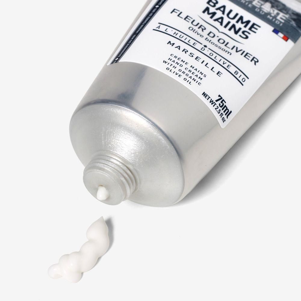 ラ コルベットのハンドクリーム75mL。キャップを外した銀色のチューブと、口元から出した白いクリームの拡大写真