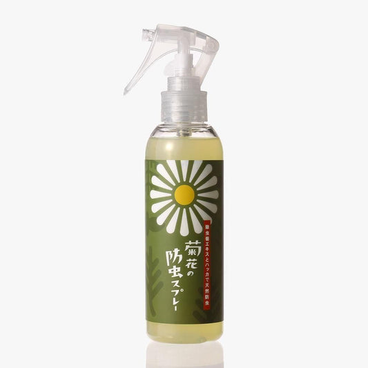 りんねしゃ 菊花の防虫スプレー180ml。白い花の絵と緑色のラベル、透明のスプレーノズル付きボトル