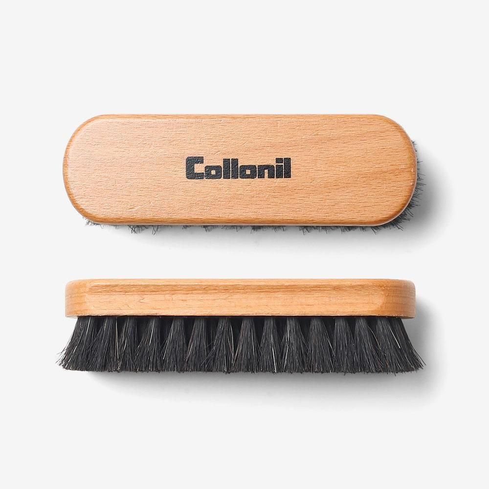 コロニルの黒毛の馬毛ブラシ小。ロゴ入り木部の背面と側面の比較