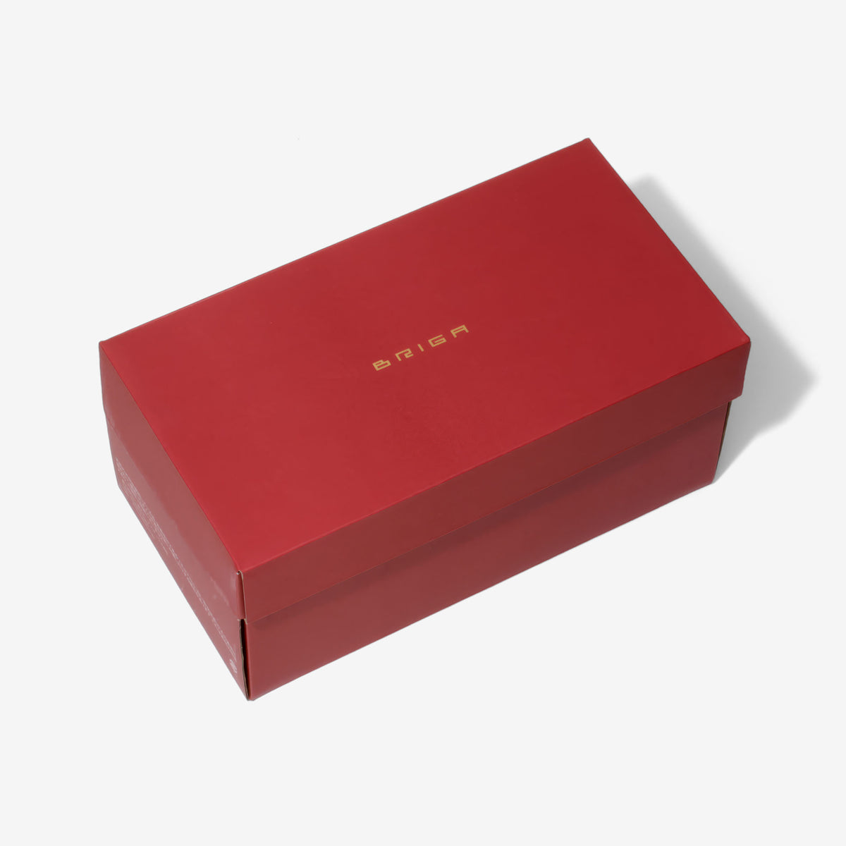 金色のBRIGAロゴが入った赤い長方形の箱