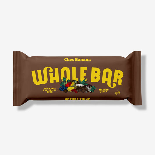 NATURE THING WHOLE BAR チョコバナナ40g。黄色いロゴを配した茶色のパッケージ正面