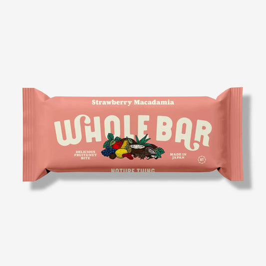 NATURE THING WHOLE BAR ストロベリーマカダミア40g。クリーム色のロゴを配したピンクのパッケージ正面